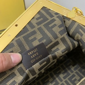FENDI Серия изделий из матовой кожи с вышивкой, в дизайне которо