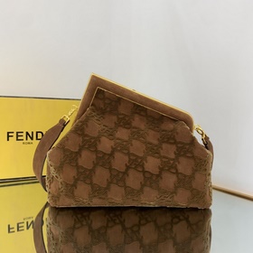 FENDI Серия изделий из матовой кожи с вышивкой, в дизайне которо