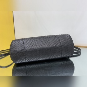 FENDI First маленькая сумка изысканной черной кожи питона с F-об