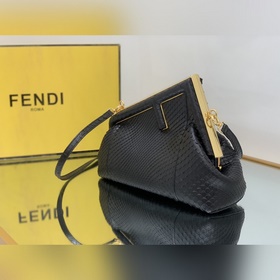 FENDI First маленькая сумка изысканной черной кожи питона с F-об