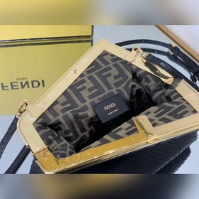 FENDI First маленькая сумка изысканной черной кожи питона с F-об