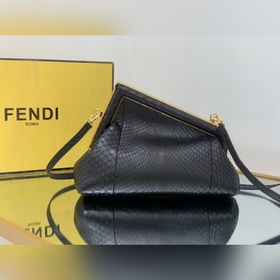 FENDI First маленькая сумка изысканной черной кожи питона с F-об