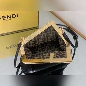 FENDI First маленькая сумка изысканной черной кожи питона с F-об