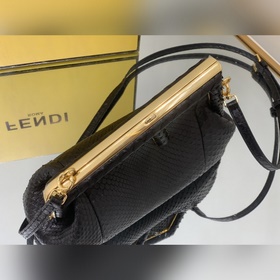 FENDI First маленькая сумка изысканной черной кожи питона с F-об
