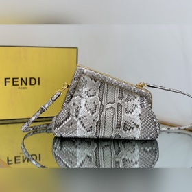 Маленькая сумка FENDI First изысканной белой кожи питона с F-обра