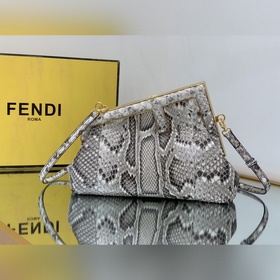 Маленькая сумка FENDI First изысканной белой кожи питона с F-обра