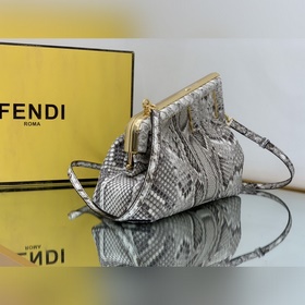 Маленькая сумка FENDI First изысканной белой кожи питона с F-обра
