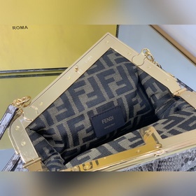 Маленькая сумка FENDI First изысканной белой кожи питона с F-обра