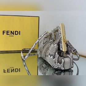 Маленькая сумка FENDI First изысканной белой кожи питона с F-обра