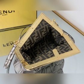 Маленькая сумка FENDI First изысканной белой кожи питона с F-обра