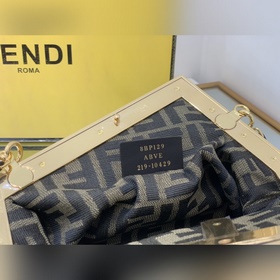 Маленькая сумка FENDI First изысканной белой кожи питона с F-обра