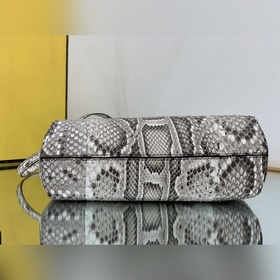 Маленькая сумка FENDI First изысканной белой кожи питона с F-обра