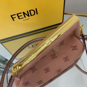 FENDI Маленькая сумка, изготовлена из оранжевого фланеля Украшен