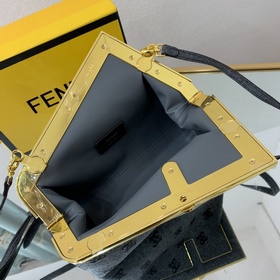 FENDI Маленькая сумка, изготовленная из серого фланеля Украшена