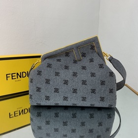 FENDI Большая сумка, изготовленная из серого фланеля с вышитым у