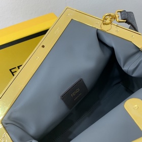 FENDI Большая сумка, изготовленная из серого фланеля с вышитым у