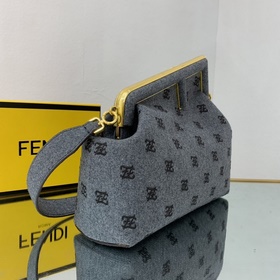 FENDI Большая сумка, изготовленная из серого фланеля с вышитым у