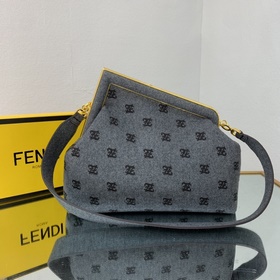 FENDI Большая сумка, изготовленная из серого фланеля с вышитым у