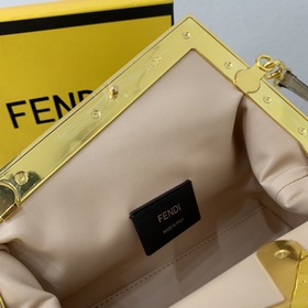 FENDI Маленькая сумка, изготовленная из бежевого фланеля Украшен