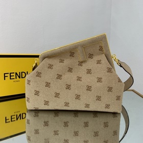 FENDI Средняя сумка, изготовленная из бежевого фланеля Украшена