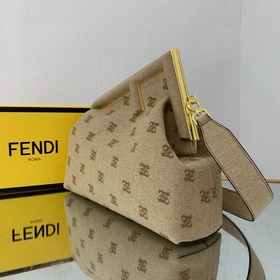 FENDI Средняя сумка, изготовленная из бежевого фланеля Украшена