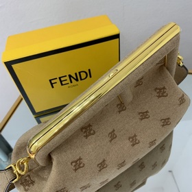 FENDI Средняя сумка, изготовленная из бежевого фланеля Украшена 