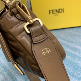 FENDI Средняя сумка Baguette с откидной крышкой С магнитной заст