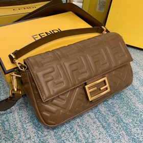 FENDI Средняя сумка Baguette с откидной крышкой С магнитной заст
