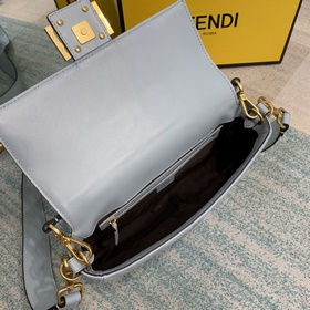 FENDI Средняя сумка Baguette с откидной крышкой С магнитной заст