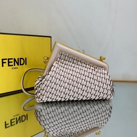 FENDI Серия с буквой F в качестве яркого элемента дизайна. Тонкая