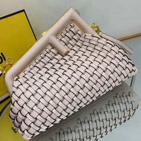 FENDI Серия с буквой F в качестве яркого элемента дизайна. Тонкая