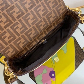 Культовая сумка FENDI среднего размера, изготовленная из ткани с