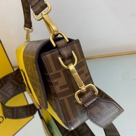 Культовая сумка FENDI среднего размера, изготовленная из ткани с