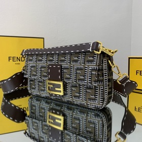 FENDI Сумка через плечо Новейшая модель Внешние швы придают изде
