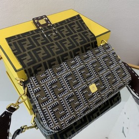 FENDI Сумка через плечо Новейшая модель Внешние швы придают изде