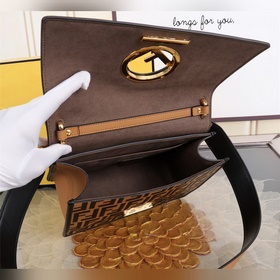 Сумка FENDI Сумка с клапаном С съемным ремнем, можно носить чере