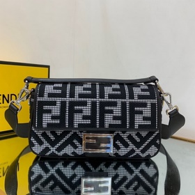 FENDI Ограниченная серия «Багет» является незаменимым классическ