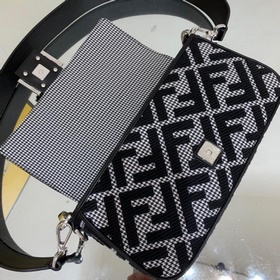 FENDI Ограниченная серия «Багет» является незаменимым классическ