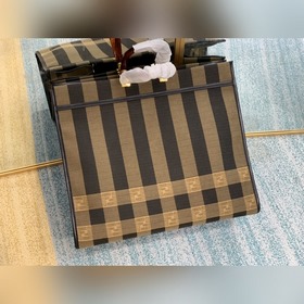 FENDI Средний размер, с внутренним карманом на молнии, жесткие р