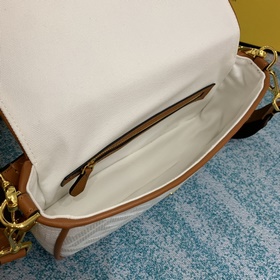 FENDI Культовая сумка Baguette среднего размера с клапаном и маг