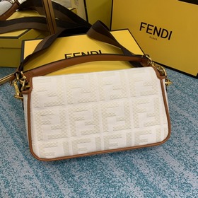 FENDI Культовая сумка Baguette среднего размера с клапаном и маг