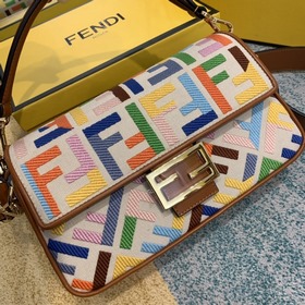 FENDI Новая модель сумки «багет» С двумя съемными ремнями, один