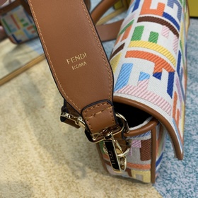 FENDI Новая модель сумки «багет» С двумя съемными ремнями, один 