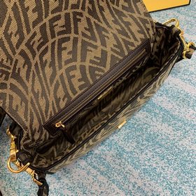 FENDI Капсульная коллекция Baguette Летняя капсульная серия Нове