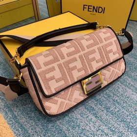 FENDI Культовая сумка среднего размера с клапаном и магнитной за