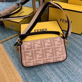 FENDI Культовая сумка среднего размера с клапаном и магнитной за