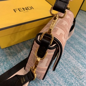 FENDI Культовая сумка среднего размера с клапаном и магнитной за