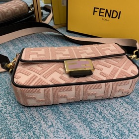 FENDI Культовая сумка среднего размера с клапаном и магнитной за
