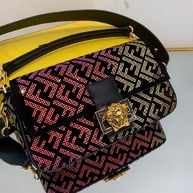 FENDI  Совместная коллекция с багетными стразами Символическая 