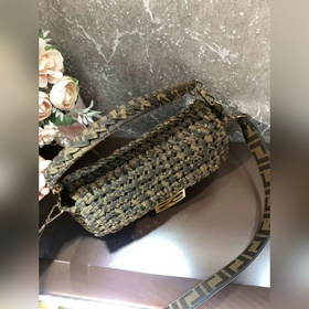 FENDI  Культовая сумка среднего размера Baguette с клапаном, маг